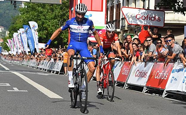 Alaphilippe se impone a Mollema en la línea de meta. 