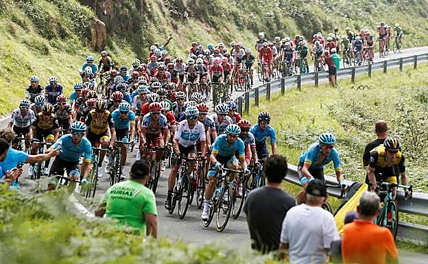 Los ciclistas a su paso por Andoain. 