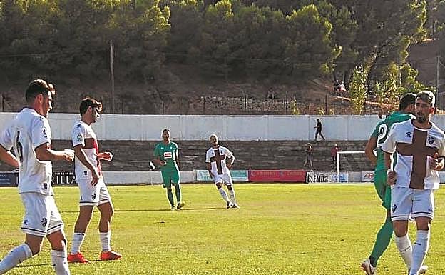 Luisinho, ex jugador del Dépor, realiza un pase ayer en Tudela
