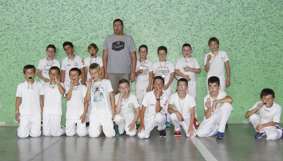 Itziar está de fiesta. Desde ayer y hasta el miércoles los vecinos de esta localidad celebran las Kopraixak. A pesar de que las fiestas oficialmente comenzaron por la tarde con la bajada de Marixi desde el campanario, por la mañana arrancaron los actos previos 