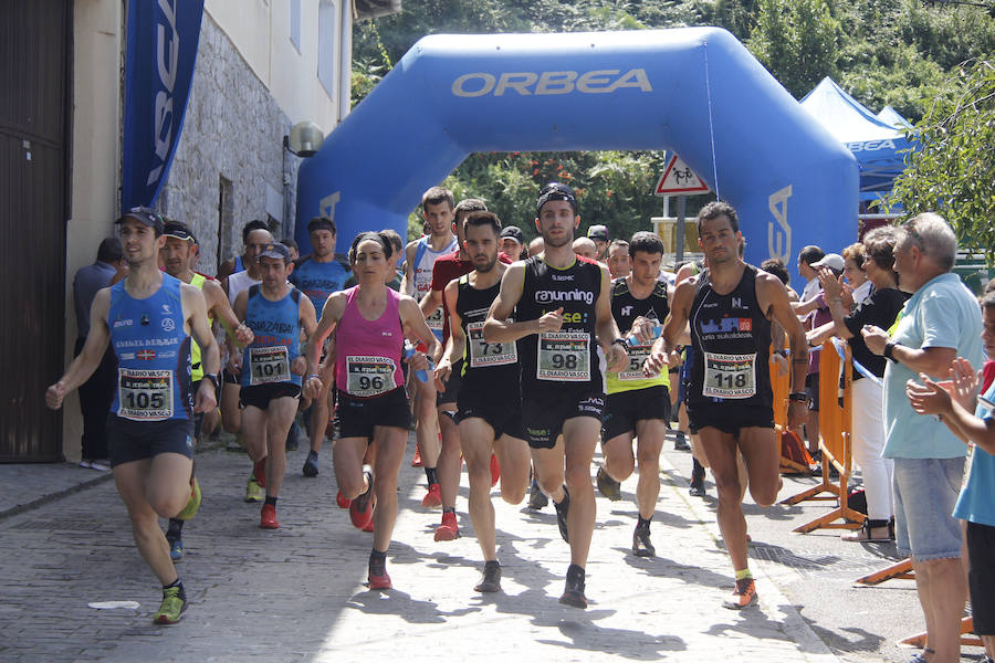 Itziar está de fiesta. Desde ayer y hasta el miércoles los vecinos de esta localidad celebran las Kopraixak. A pesar de que las fiestas oficialmente comenzaron por la tarde con la bajada de Marixi desde el campanario, por la mañana arrancaron los actos previos 