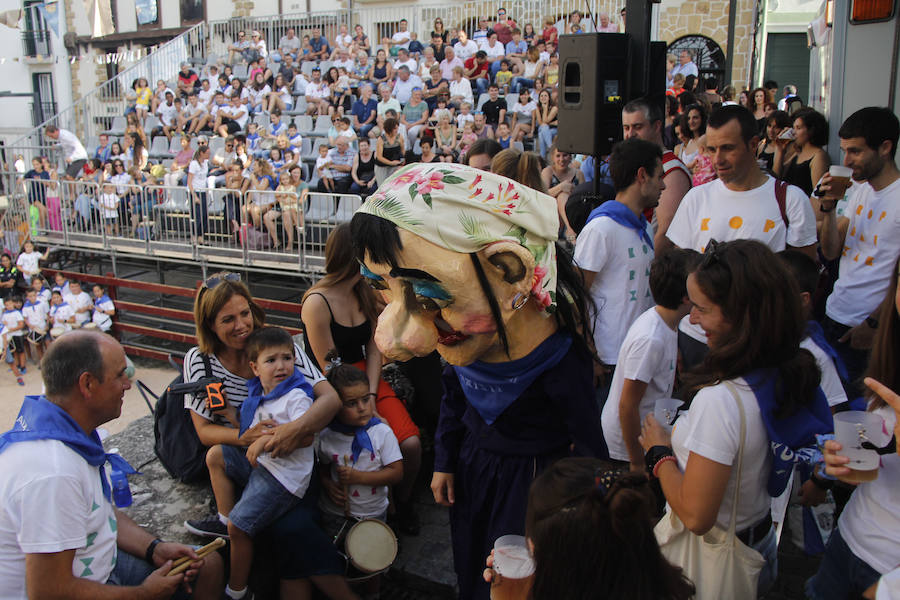 Itziar está de fiesta. Desde ayer y hasta el miércoles los vecinos de esta localidad celebran las Kopraixak. A pesar de que las fiestas oficialmente comenzaron por la tarde con la bajada de Marixi desde el campanario, por la mañana arrancaron los actos previos 