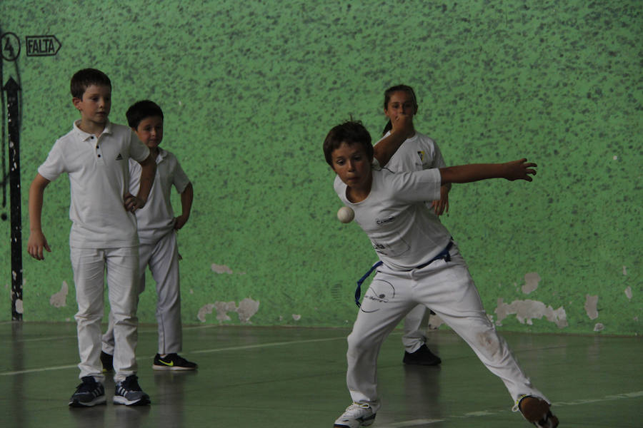 Itziar está de fiesta. Desde ayer y hasta el miércoles los vecinos de esta localidad celebran las Kopraixak. A pesar de que las fiestas oficialmente comenzaron por la tarde con la bajada de Marixi desde el campanario, por la mañana arrancaron los actos previos 