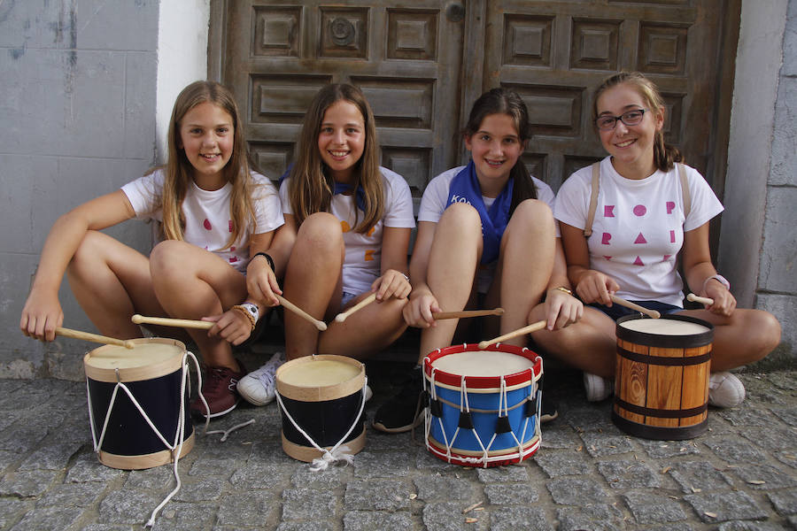 Itziar está de fiesta. Desde ayer y hasta el miércoles los vecinos de esta localidad celebran las Kopraixak. A pesar de que las fiestas oficialmente comenzaron por la tarde con la bajada de Marixi desde el campanario, por la mañana arrancaron los actos previos 