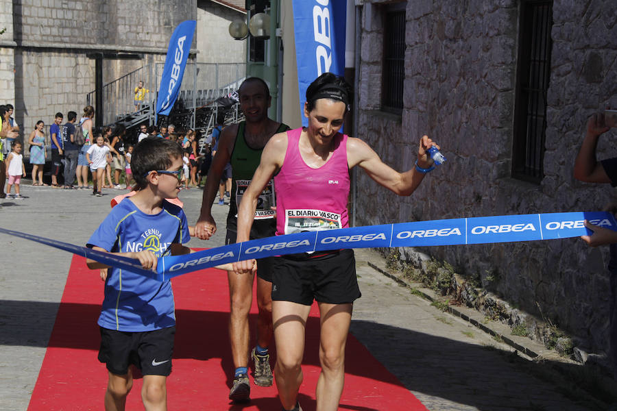 Itziar está de fiesta. Desde ayer y hasta el miércoles los vecinos de esta localidad celebran las Kopraixak. A pesar de que las fiestas oficialmente comenzaron por la tarde con la bajada de Marixi desde el campanario, por la mañana arrancaron los actos previos 