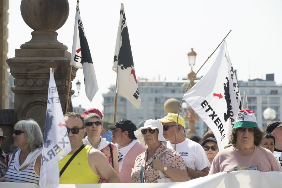 Etxerat ha denunciado en los arenales vascos la política de dispersión que sufren «familiares y amigos» de los reclusos, que lleva vigente casi 30 años.