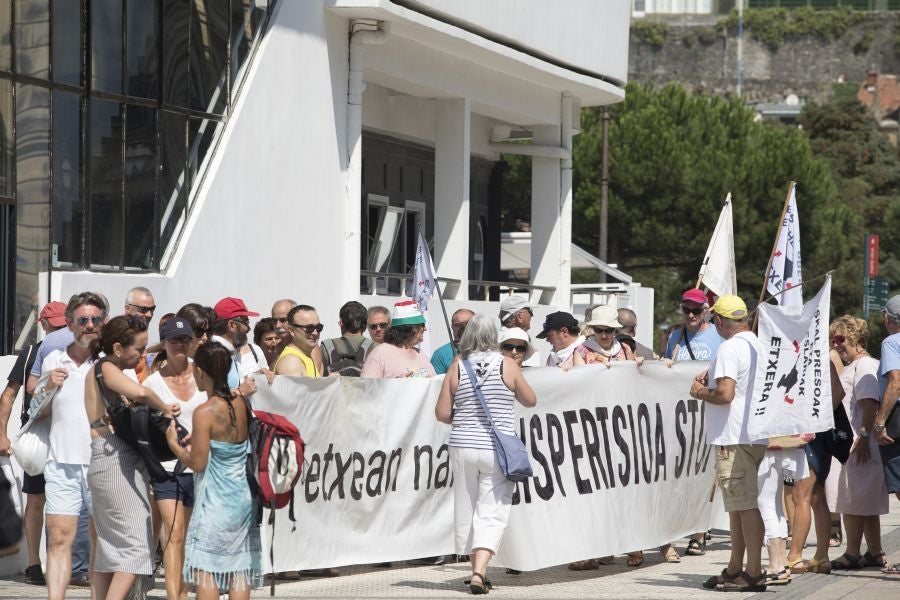 Etxerat ha denunciado en los arenales vascos la política de dispersión que sufren «familiares y amigos» de los reclusos, que lleva vigente casi 30 años.