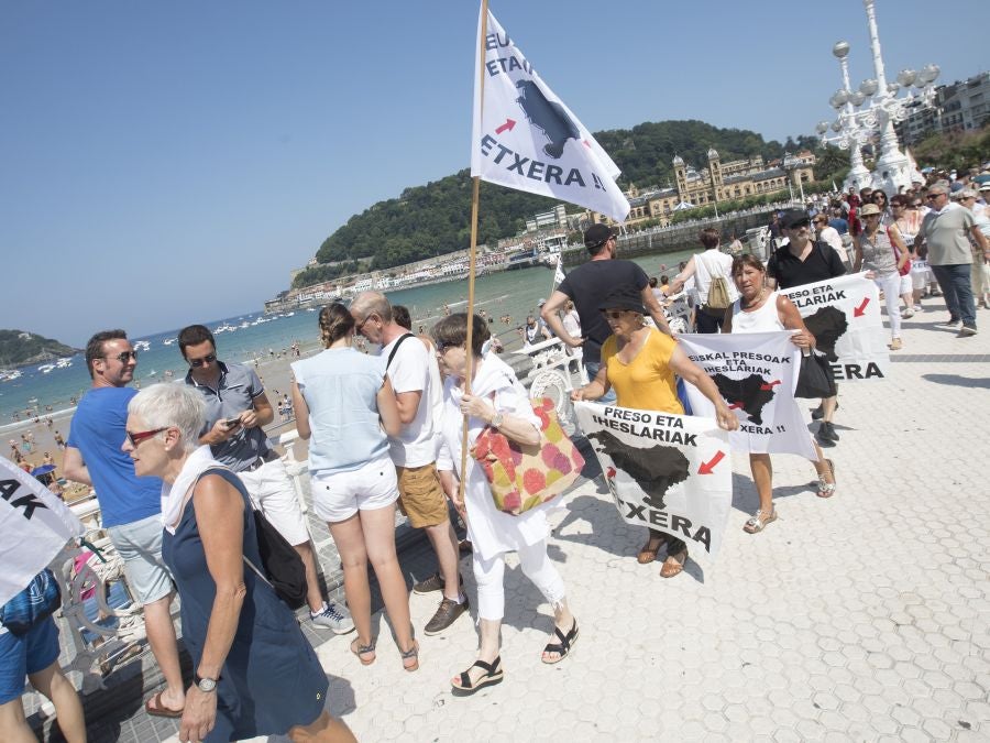 Etxerat ha denunciado en los arenales vascos la política de dispersión que sufren «familiares y amigos» de los reclusos, que lleva vigente casi 30 años.