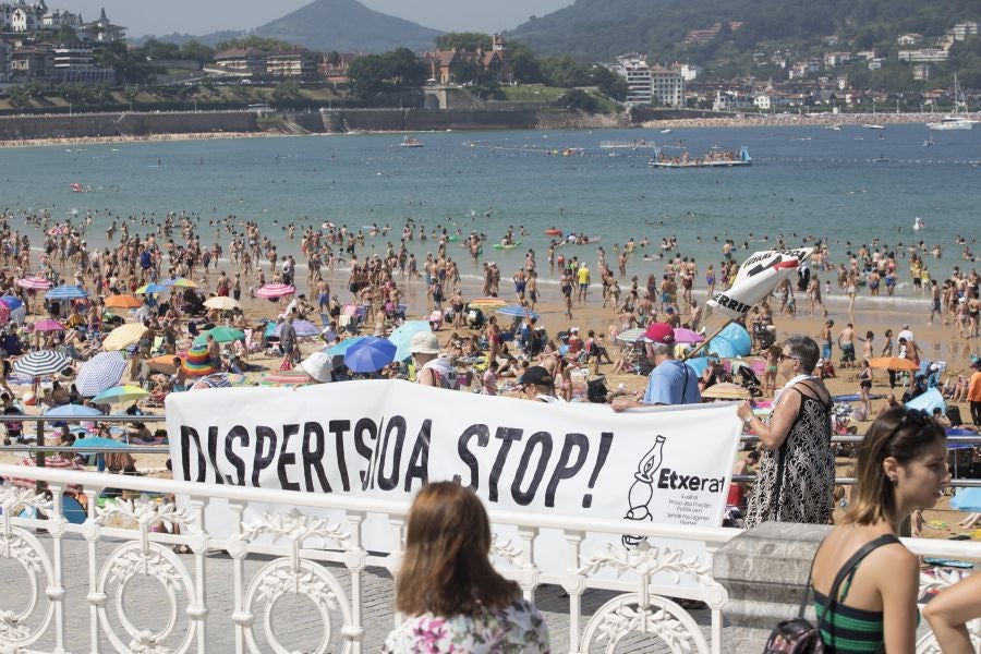 Etxerat ha denunciado en los arenales vascos la política de dispersión que sufren «familiares y amigos» de los reclusos, que lleva vigente casi 30 años.