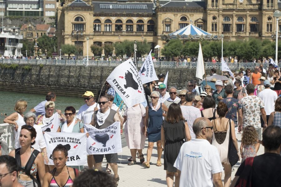 Etxerat ha denunciado en los arenales vascos la política de dispersión que sufren «familiares y amigos» de los reclusos, que lleva vigente casi 30 años.