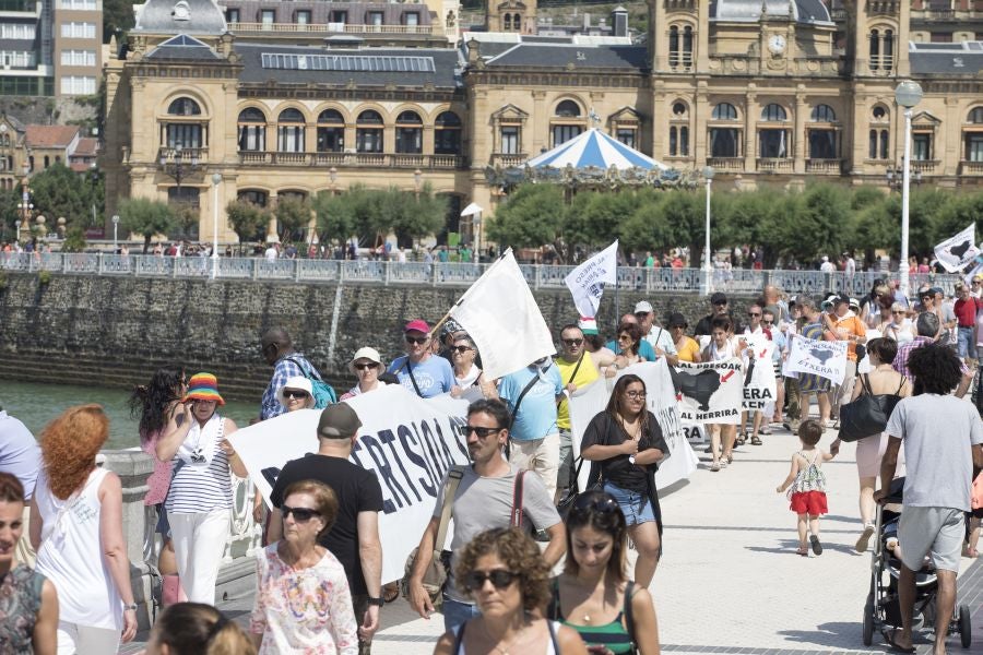 Etxerat ha denunciado en los arenales vascos la política de dispersión que sufren «familiares y amigos» de los reclusos, que lleva vigente casi 30 años.