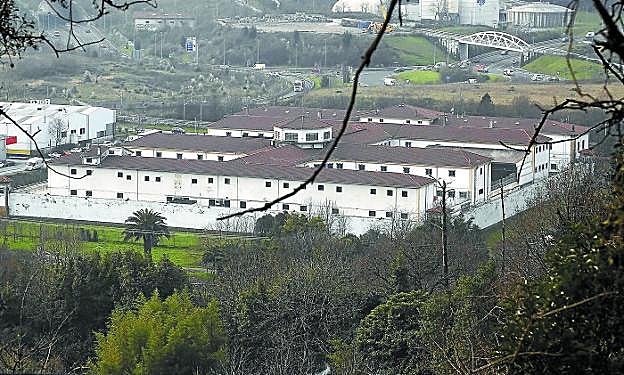 El viejo penal de Martutene lleva años pidiendo una solución a gritos. La opción en la que ya se trabaja es cerrar la cárcel, trasladar a los presos a Zaballa en Vitoria y abrir en Zubieta un CIS.