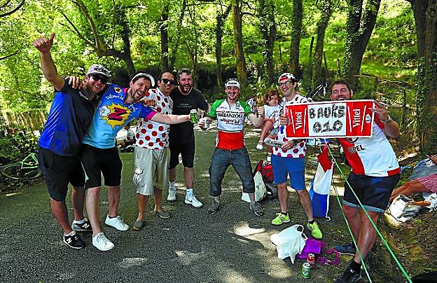 Los protagonistas de 'la curva del holandés', con Sjoerd a la derecha con un cartel de ánimo a su paisano Bauke Mollema.