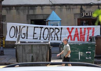 Imagen secundaria 1 - Varias pancartas hoy en el centro de Lasarte-Oria.