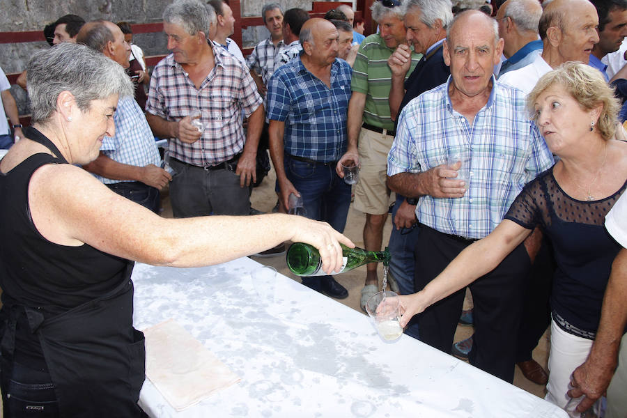 as fiestas de Itziar, las Kopraixak, comenzaron el sábado y concluirán el miércoles. Ayer celebraron uno de los actos más queridos por los itziartarras., el relacionado con el culto y devoción a la Virgen de Itziar. 