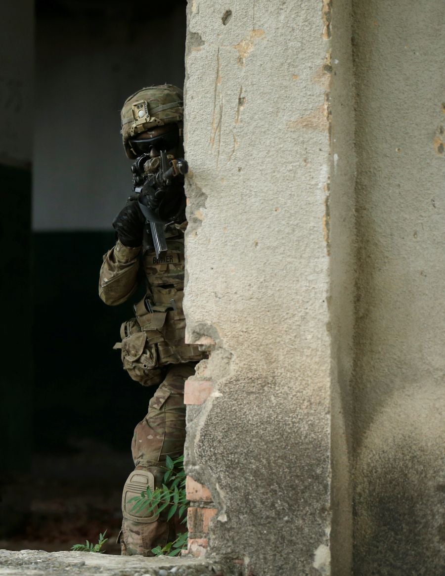 Soldados ucranianos durante los ejercicios militares multinacionales «Noble Partner 2018» en la base militar de Vaziani, a las afueras de Tbilisi, Georgia,