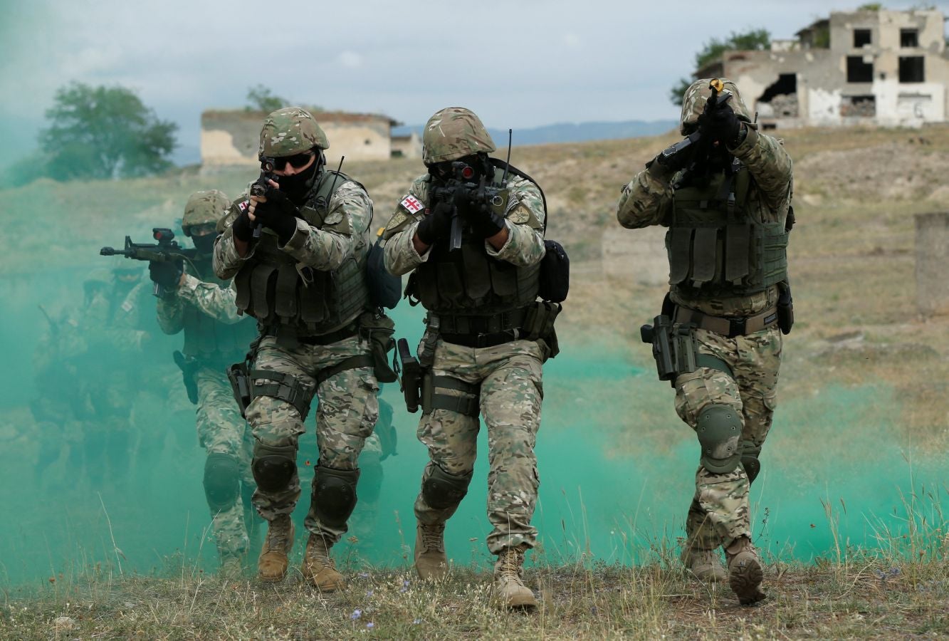 Soldados ucranianos durante los ejercicios militares multinacionales «Noble Partner 2018» en la base militar de Vaziani, a las afueras de Tbilisi, Georgia,