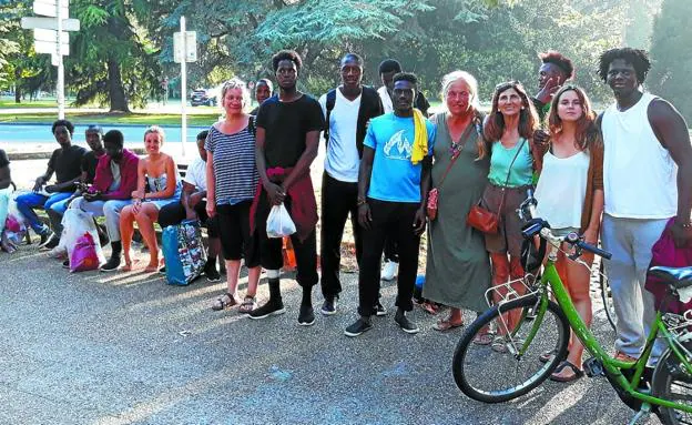 Miembros de la red de acogida de Donostia con un grupo de migrantes, ayer en Amara. 