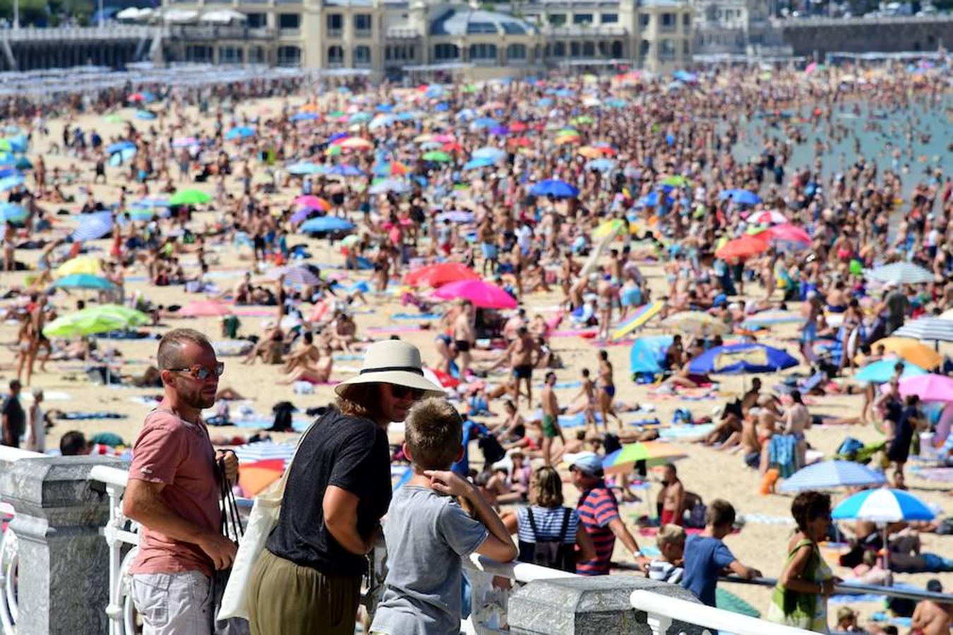 El calor sigue presentes en Gipuzkoa y en el resto del País Vasco. El sofoco no cesa y las playas donostiarras se han abarrotado este lunes debido a las altas temperaturas.