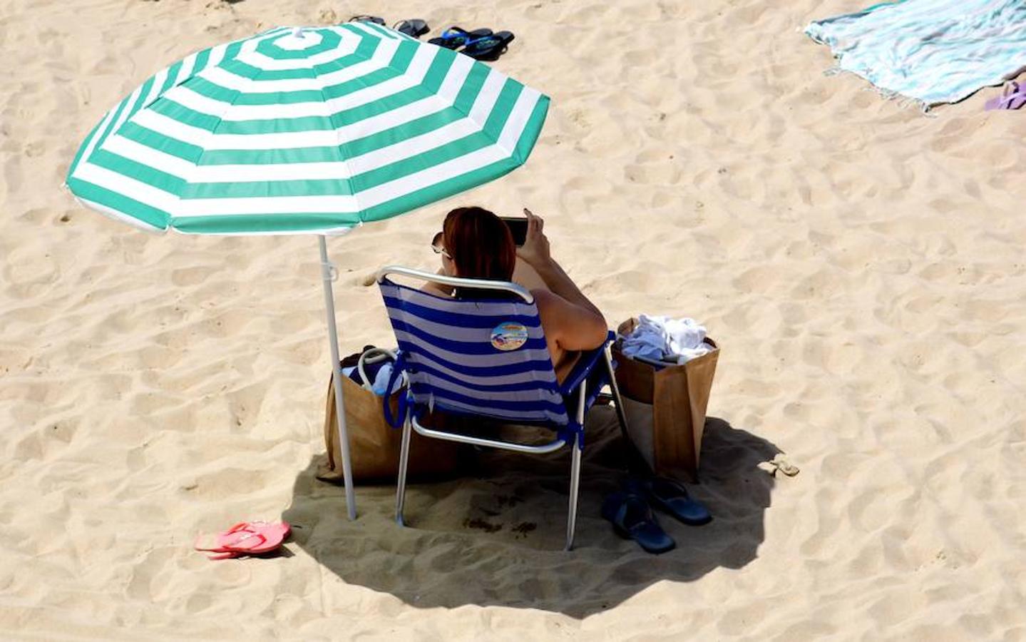 El calor sigue presentes en Gipuzkoa y en el resto del País Vasco. El sofoco no cesa y las playas donostiarras se han abarrotado este lunes debido a las altas temperaturas.