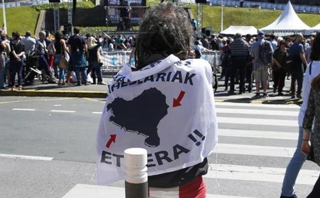 Los gobiernos central y vasco se reafirman en acercar a los presos pese a la oposición del PP