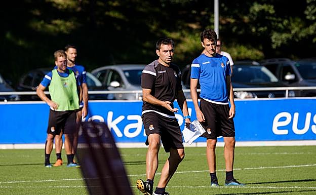 Asier Garitano da instrucciones a sus jugadores. 