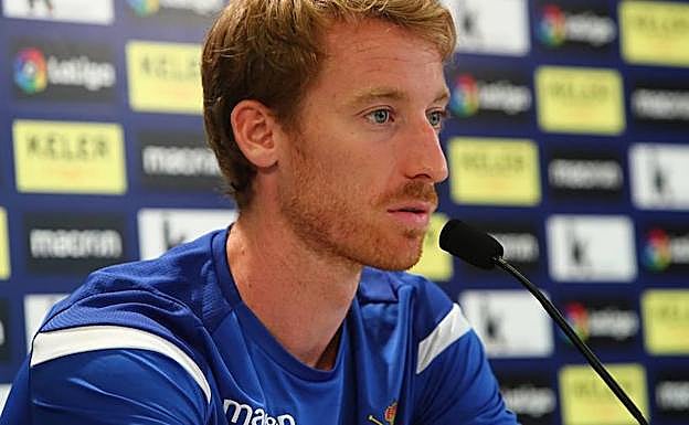 Zurutuza responde a los periodistas, este lunes en Zubieta. 