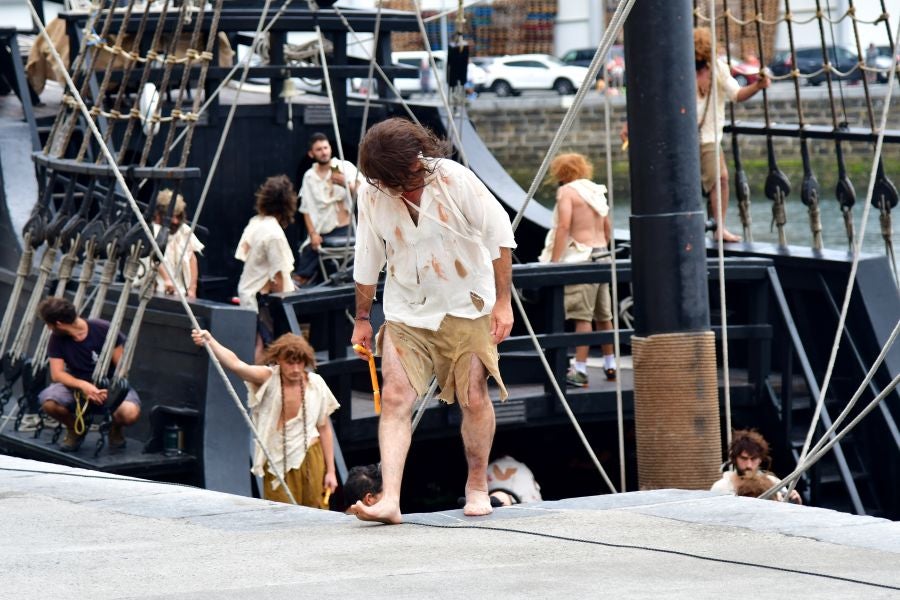 Gran ambiente en la localidad costera durante la escenificación del desembarco de Elcano que se realiza cada cuatro años.