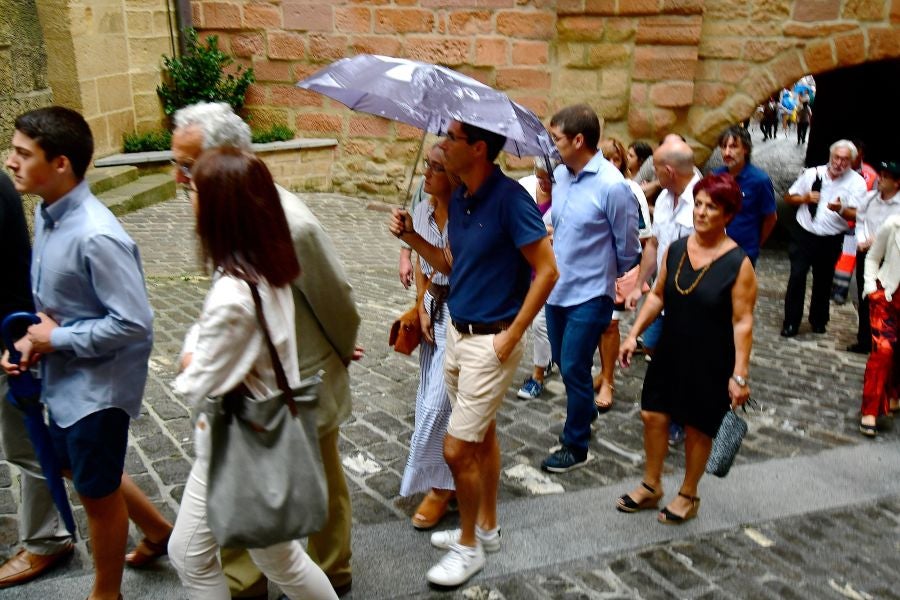 Gran ambiente en la localidad costera durante la escenificación del desembarco de Elcano que se realiza cada cuatro años.
