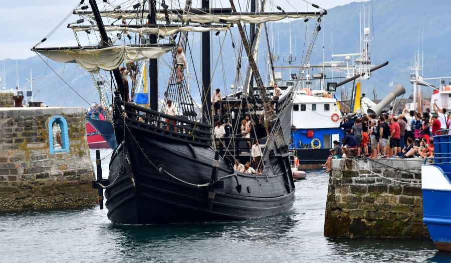 Gran ambiente en la localidad costera durante la escenificación del desembarco de Elcano que se realiza cada cuatro años.