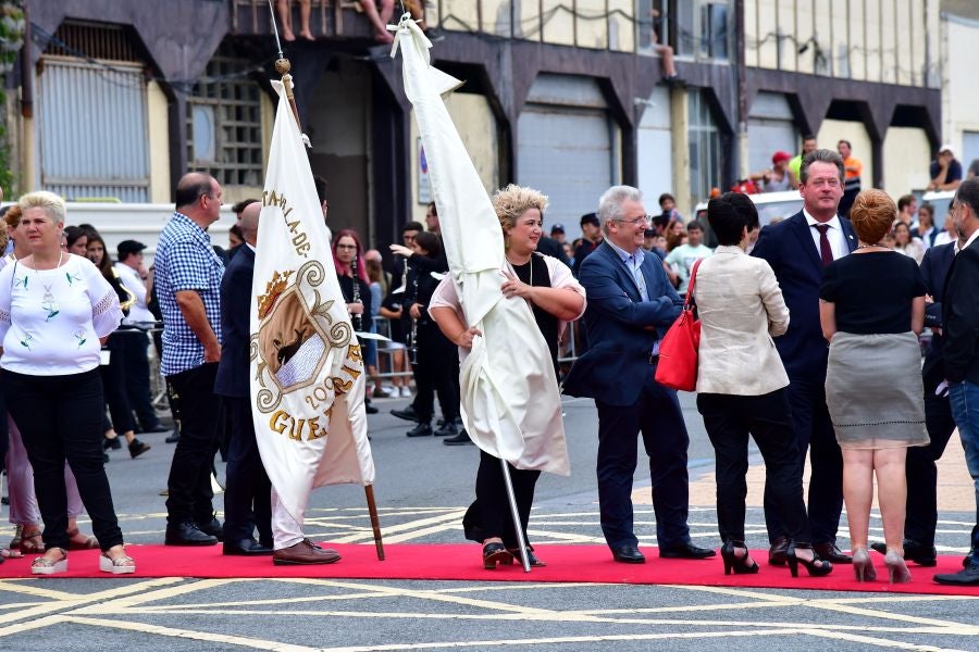 Gran ambiente en la localidad costera durante la escenificación del desembarco de Elcano que se realiza cada cuatro años.