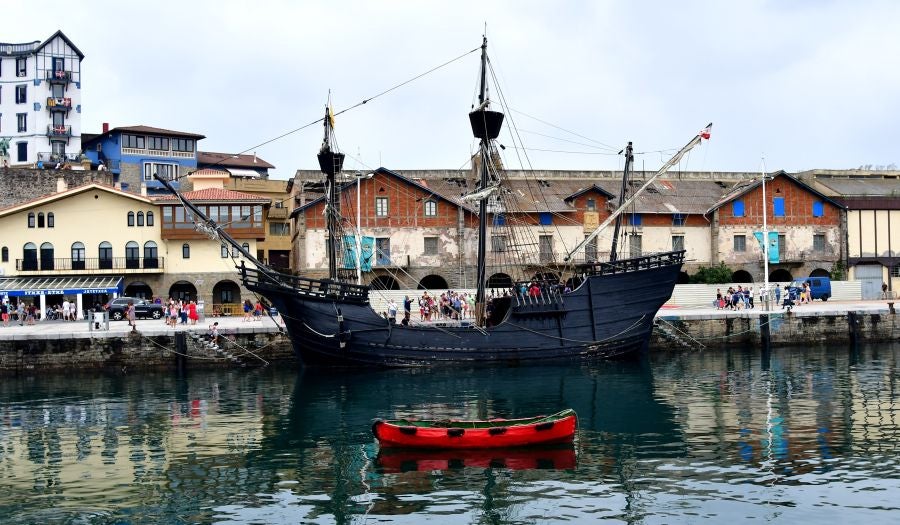 Gran ambiente en la localidad costera durante la escenificación del desembarco de Elcano que se realiza cada cuatro años.