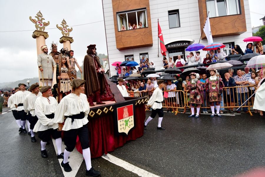 Gran ambiente en la localidad costera durante la escenificación del desembarco de Elcano que se realiza cada cuatro años.