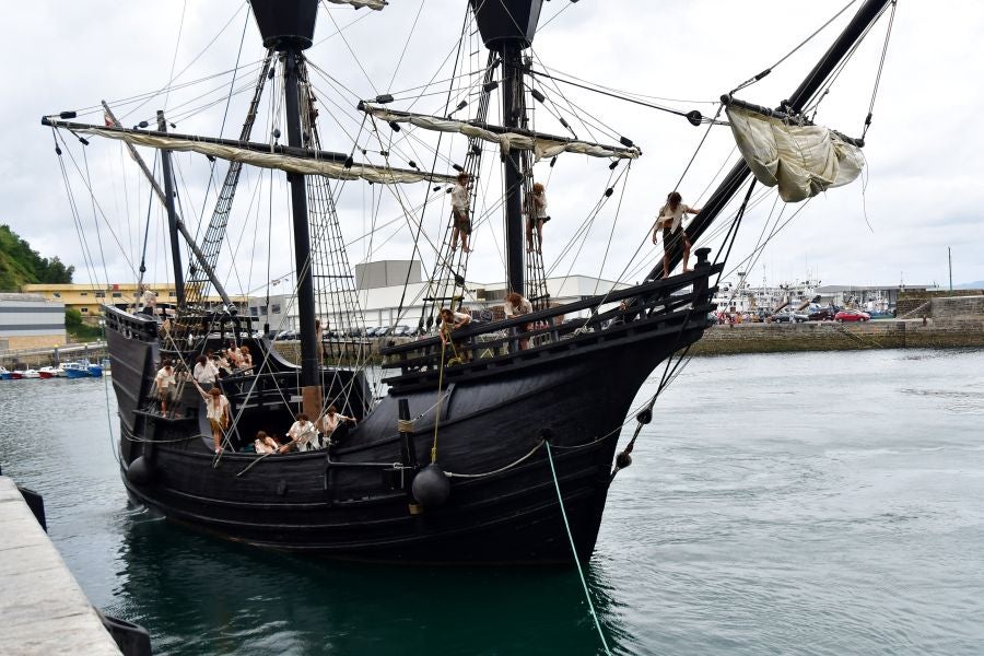 Gran ambiente en la localidad costera durante la escenificación del desembarco de Elcano que se realiza cada cuatro años.