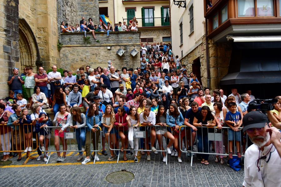Gran ambiente en la localidad costera durante la escenificación del desembarco de Elcano que se realiza cada cuatro años.