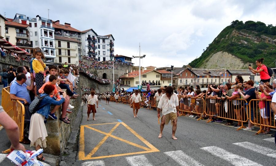 Gran ambiente en la localidad costera durante la escenificación del desembarco de Elcano que se realiza cada cuatro años.
