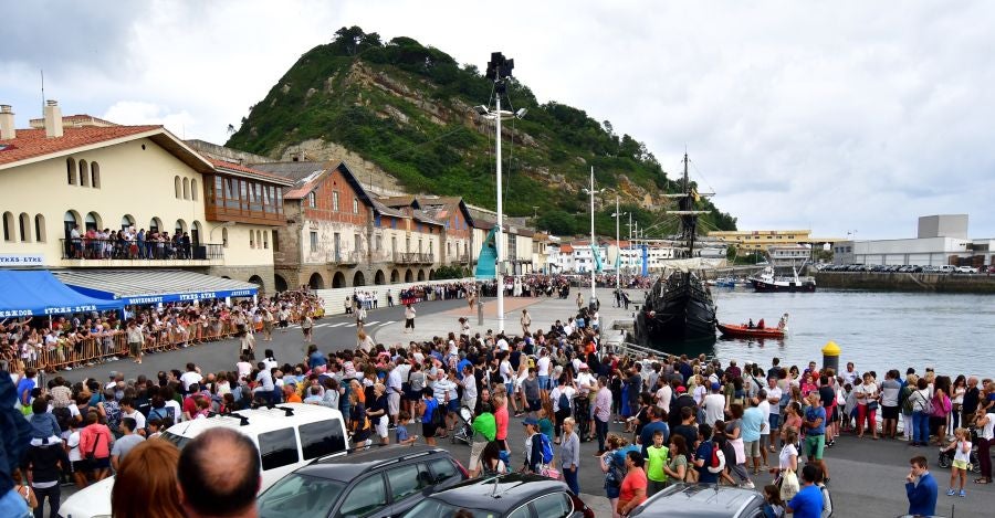 Gran ambiente en la localidad costera durante la escenificación del desembarco de Elcano que se realiza cada cuatro años.