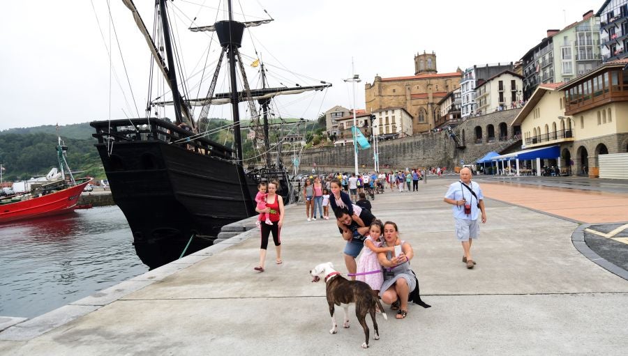 Gran ambiente en la localidad costera durante la escenificación del desembarco de Elcano que se realiza cada cuatro años.