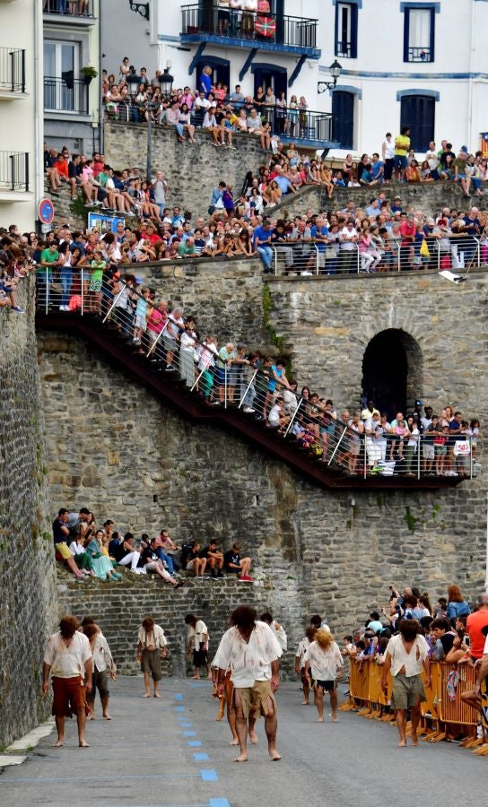 Gran ambiente en la localidad costera durante la escenificación del desembarco de Elcano que se realiza cada cuatro años.