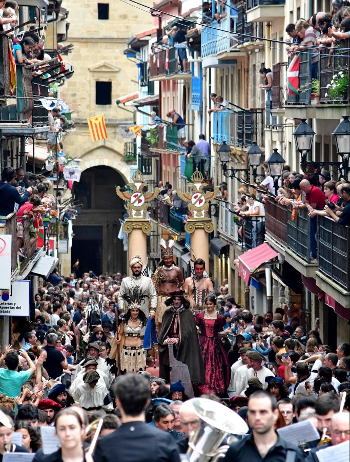 Gran ambiente en la localidad costera durante la escenificación del desembarco de Elcano que se realiza cada cuatro años.