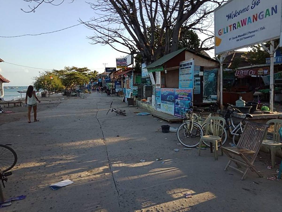 Pasaje turístico para tomar algo y cenar.