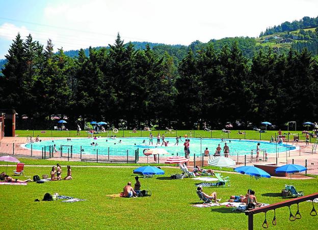 Disfrute. El buen tiempo ha animado a los elgoibartarras a acercarse a las piscinas este verano. 