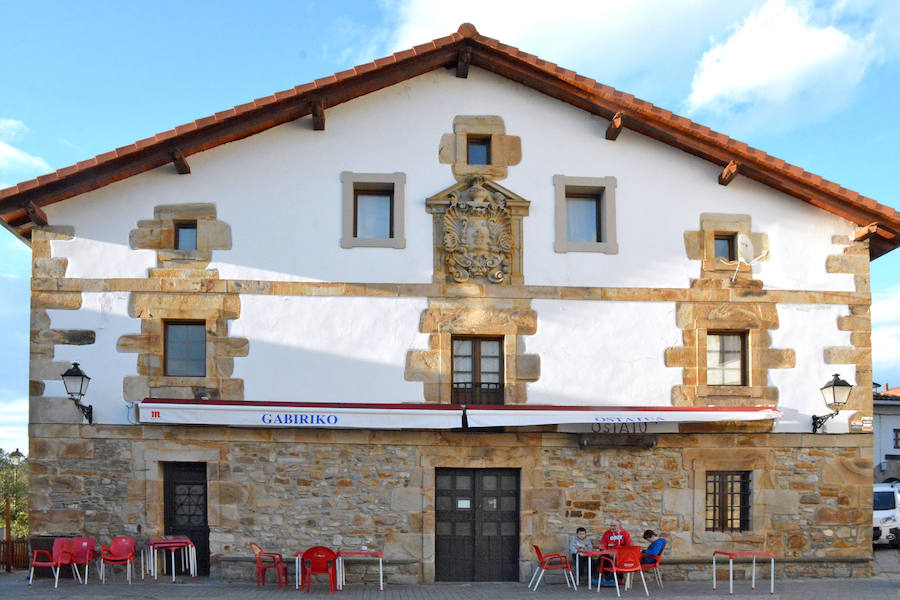 Ez dira bakarrik tabernak, ez dira bakarrik jatetxeak... Besteak beste, ostatuetan entzun daiteke gaur egun herri txikien taupada