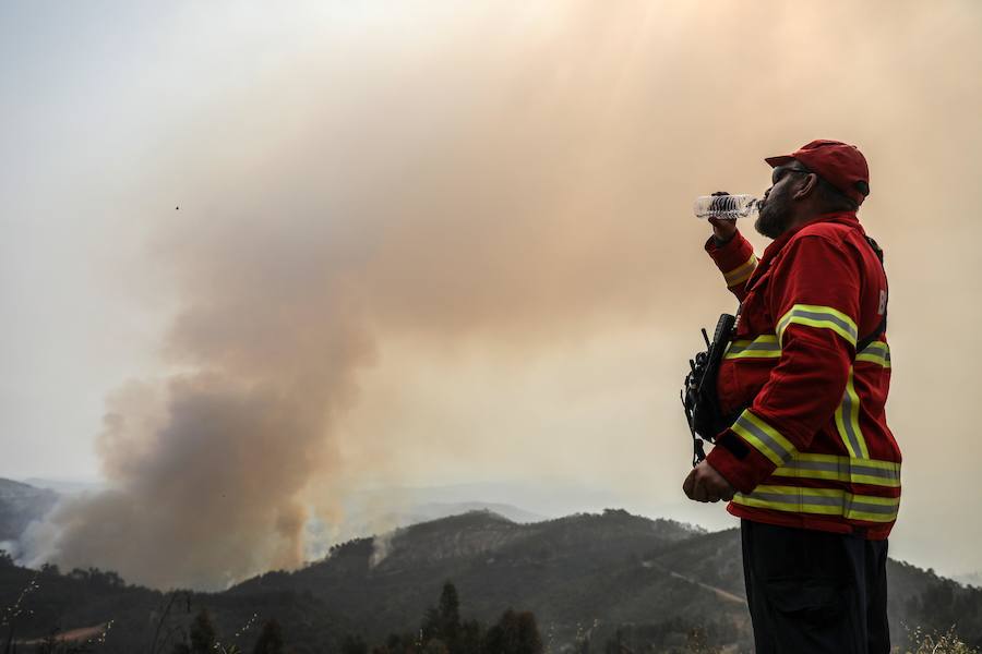 El incendio del Algarve portugués continúa su avance alimentado por el viento y la complicada orografía del terreno, donde más de un millar de bomberos buscan la fórmula para frenarlo tras quemar miles de hectáreas.