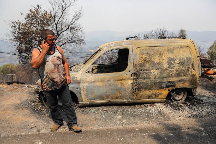 El incendio del Algarve portugués continúa su avance alimentado por el viento y la complicada orografía del terreno, donde más de un millar de bomberos buscan la fórmula para frenarlo tras quemar miles de hectáreas.