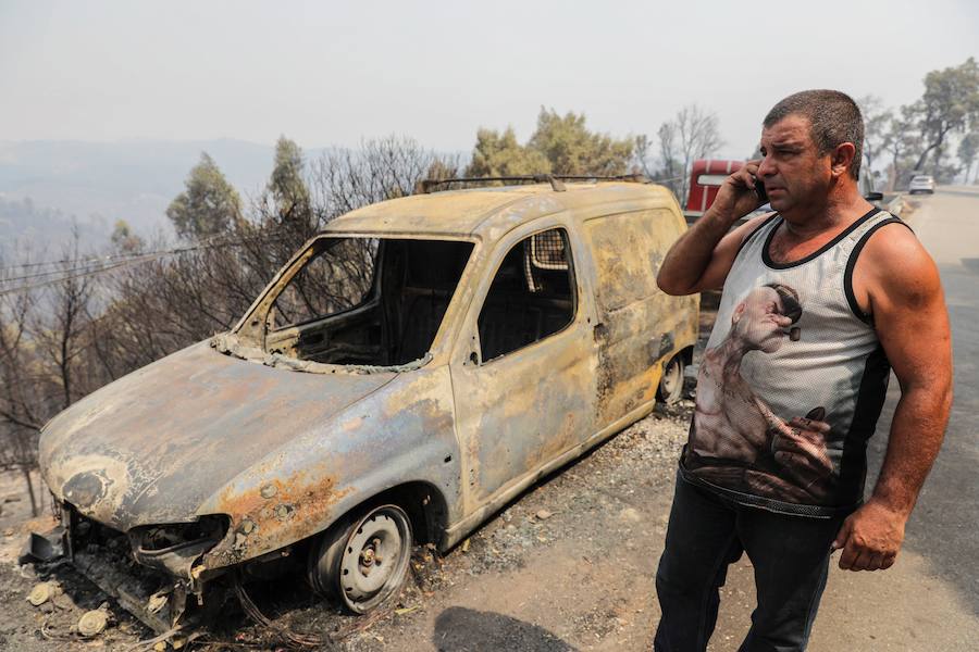 El incendio del Algarve portugués continúa su avance alimentado por el viento y la complicada orografía del terreno, donde más de un millar de bomberos buscan la fórmula para frenarlo tras quemar miles de hectáreas.