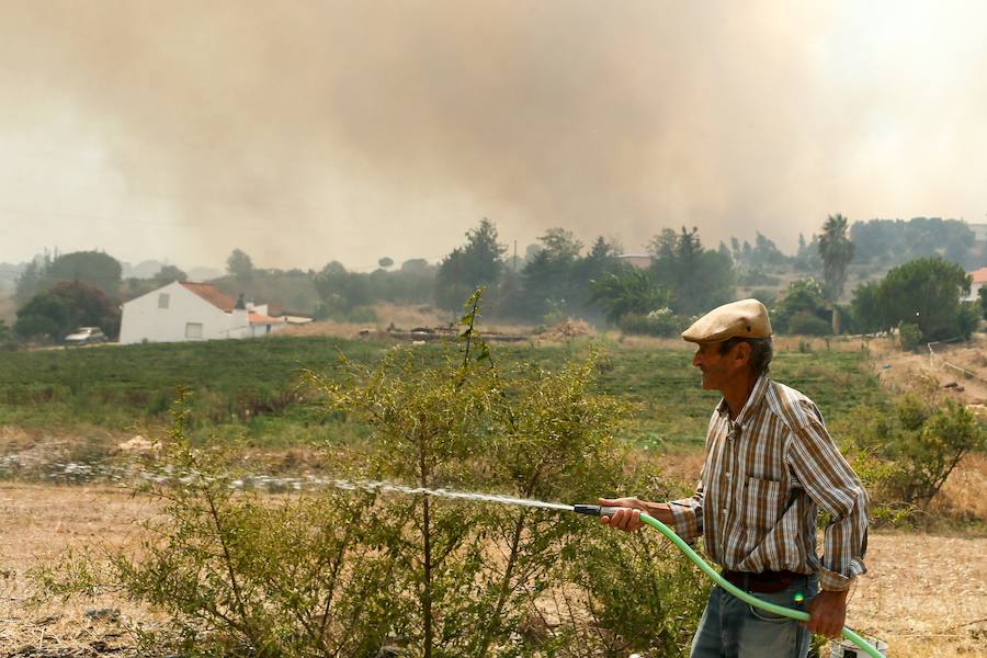 El incendio del Algarve portugués continúa su avance alimentado por el viento y la complicada orografía del terreno, donde más de un millar de bomberos buscan la fórmula para frenarlo tras quemar miles de hectáreas.