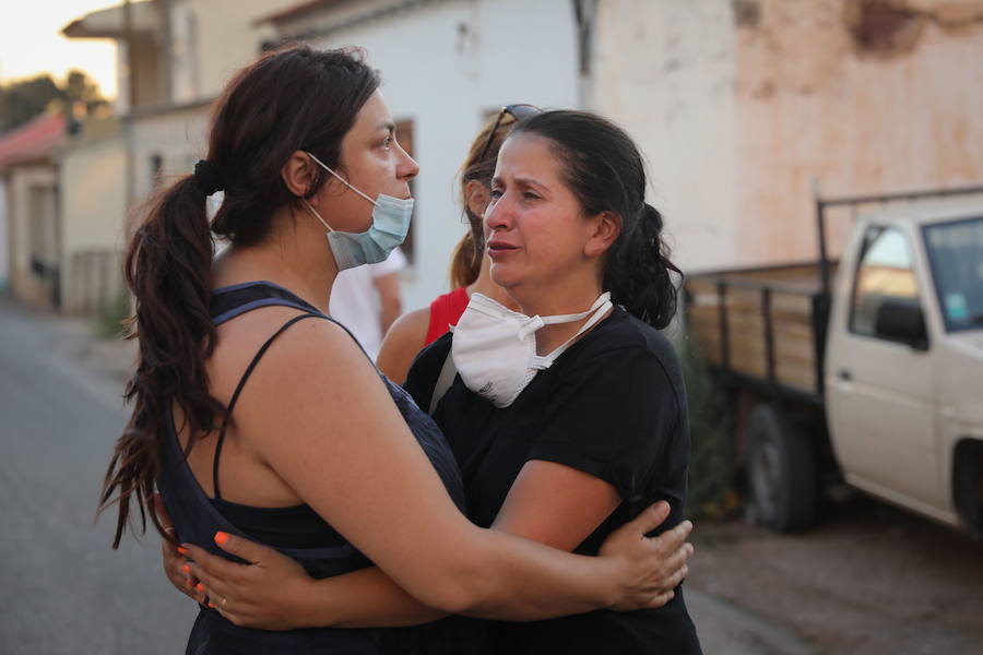 El incendio del Algarve portugués continúa su avance alimentado por el viento y la complicada orografía del terreno, donde más de un millar de bomberos buscan la fórmula para frenarlo tras quemar miles de hectáreas.