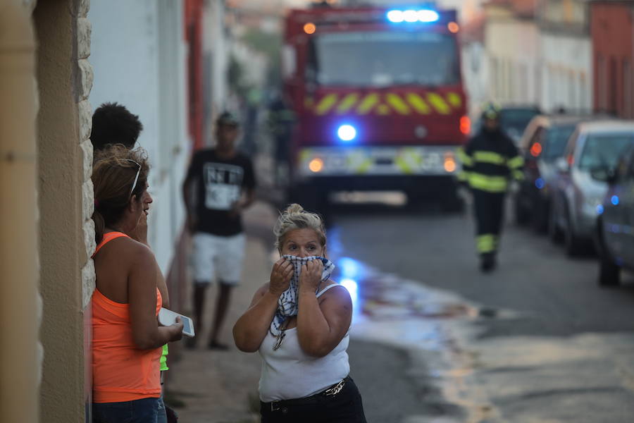 El incendio del Algarve portugués continúa su avance alimentado por el viento y la complicada orografía del terreno, donde más de un millar de bomberos buscan la fórmula para frenarlo tras quemar miles de hectáreas.