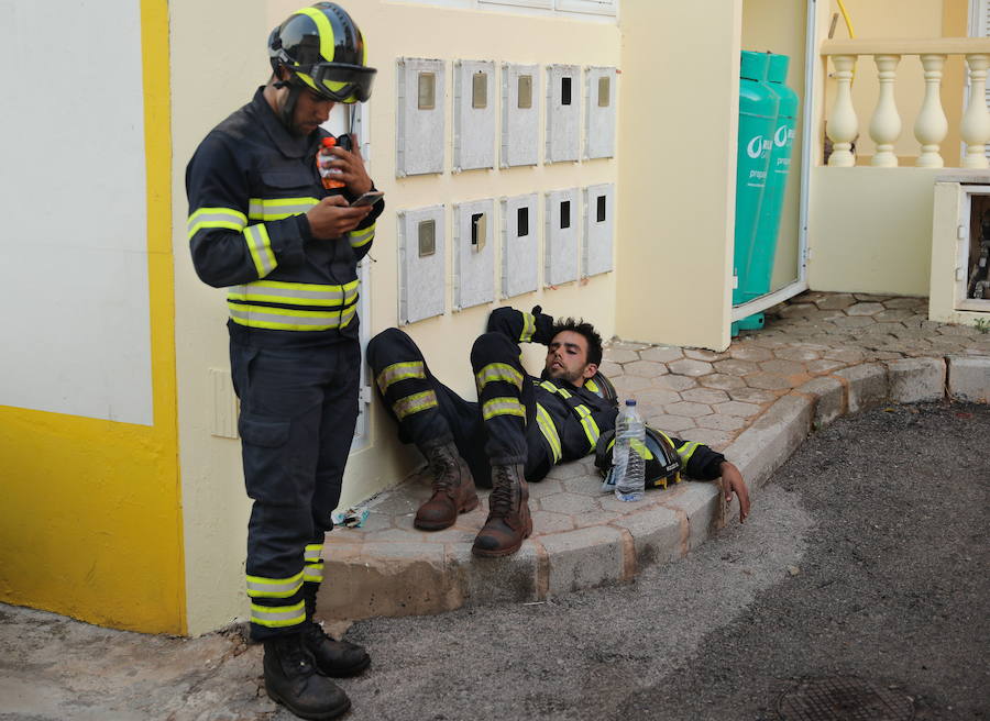 El incendio del Algarve portugués continúa su avance alimentado por el viento y la complicada orografía del terreno, donde más de un millar de bomberos buscan la fórmula para frenarlo tras quemar miles de hectáreas.